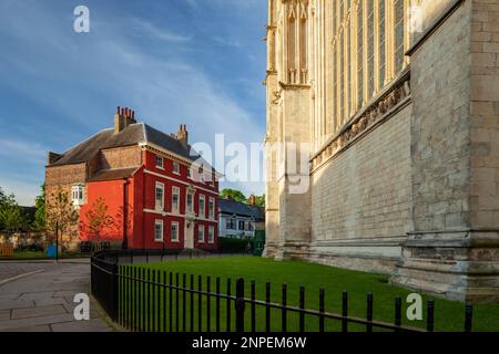 Frühlingsmorgen am Münster Yard in York. Stockfoto