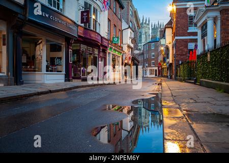 Dawn on Low Petergate im historischen Zentrum von York. Stockfoto