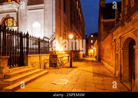 Die Nacht bricht auf der Senate House Passage im Stadtzentrum von Cambridge ein. Stockfoto