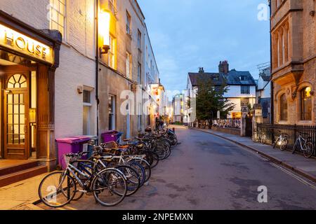 Fahrräder auf der Bene't Street im Stadtzentrum von Cambridge. Stockfoto