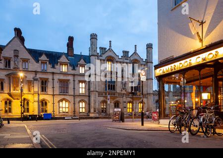 Fahrräder auf der Bene't Street im Stadtzentrum von Cambridge. Stockfoto