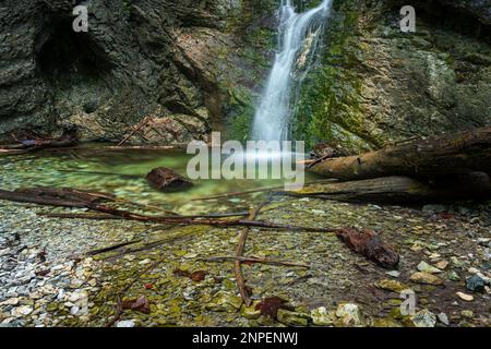 Ein kleiner Wasserfall auf dem Wanderweg im Slovak Paradise National Park. Slowakei Stockfoto