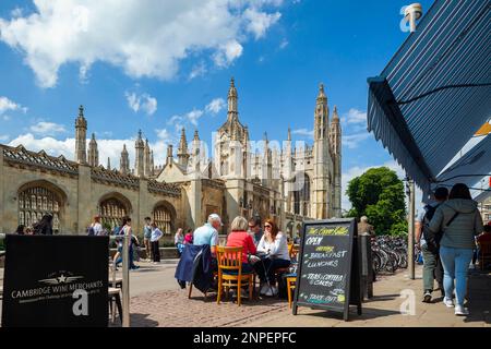 Frühlingsnachmittag auf der King's Parade im Stadtzentrum von Cambridge. Stockfoto