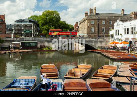 Frühlingsnachmittag auf dem Fluss Cam in Cambridge. Stockfoto