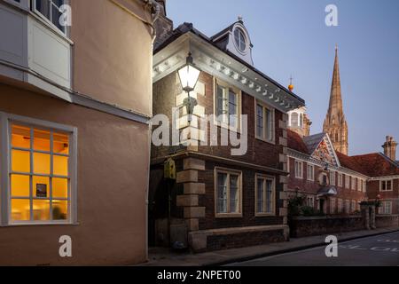 Abend auf der High Street in Salisbury. Stockfoto