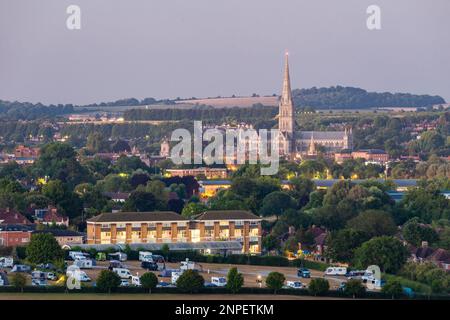 Sommeraufgang in Salisbury, von Old Sarum aus gesehen. Stockfoto