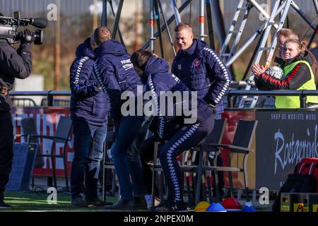 ENSCHEDE, NIEDERLANDE - FEBRUAR 26: Cheftrainer Joran Pot vom FC Twente feiert den Sieg beim Finale von TOTO KNVB Beker 1/8 zwischen dem FC Twente und Ajax am Sportcampus Diekman am 26. Februar 2023 in Enschede, Niederlande (Foto von Marcel ter Bals/Orange Pictures) Stockfoto