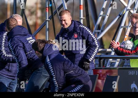 ENSCHEDE, NIEDERLANDE - FEBRUAR 26: Cheftrainer Joran Pot vom FC Twente feiert den Sieg beim Finale von TOTO KNVB Beker 1/8 zwischen dem FC Twente und Ajax am Sportcampus Diekman am 26. Februar 2023 in Enschede, Niederlande (Foto von Marcel ter Bals/Orange Pictures) Stockfoto