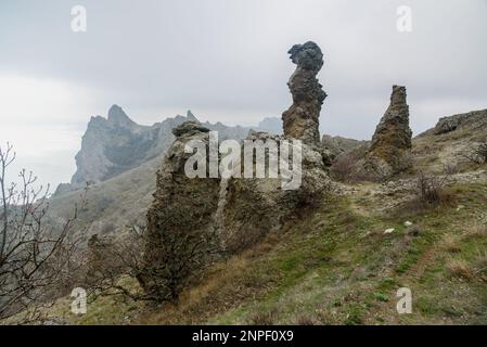 Lebkuchenpferd und bizarre Felsen in Dead City. Khoba-Tele Ridge des Karadag Reservats im Frühling. Krim Stockfoto