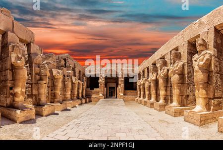 Statuen des Großen Tempels von Amun bei Sonnenuntergang, Karnak Tempel berühmteste Aussicht, Luxor, Ägypten Stockfoto