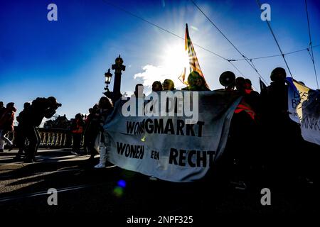 AMSTERDAM - Demonstranten während eines marschs durch die Stadt, demonstrieren gegen freie Plätze in Innenstädten. Im September 2021 wurde in Amsterdam gegen das Recht auf erschwinglichen Wohnraum protestiert. ANP ROBIN UTRECHT niederlande raus - belgien raus Stockfoto