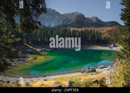 Lago di Carezza, auch bekannt als Carezza-See oder Karersee, ist einer der schönsten Seen in der Region der Dolomiten. Es ist bekannt für sein Smaragdgrün Stockfoto