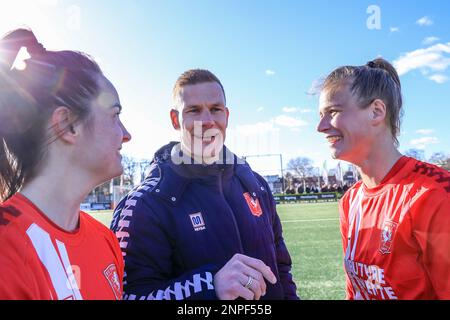 ENSCHEDE, NIEDERLANDE - FEBRUAR 26: Cheftrainer Joran Pot vom FC Twente feiert den Sieg beim Finale von TOTO KNVB Beker 1/8 zwischen dem FC Twente und Ajax am Sportcampus Diekman am 26. Februar 2023 in Enschede, Niederlande (Foto von Marcel ter Bals/Orange Pictures) Stockfoto