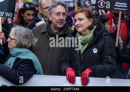 London, Großbritannien. 25. Februar 2023. John Rees, Schriftsteller und politische Aktivistin, und Emma Dent Coad, Labour Group Leader des Kensington & Chelsea Council, sprechen vor einem marsch durch Central London, um einen Waffenstillstand und eine Verhandlungslösung in der Ukraine ein Jahr nach der russischen Invasion zu fordern. der marsch und die Kundgebung wurden von der Stop the war Coalition (StWC) und der Kampagne für nukleare Abrüstung (CND) organisiert. Kredit: Mark Kerrison/Alamy Live News Stockfoto