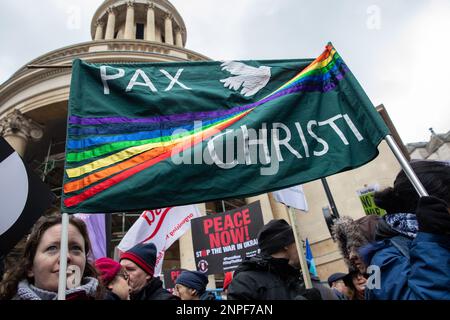 London, Großbritannien. 25. Februar 2023. Demonstranten versammeln sich, um durch das Zentrum Londons zu marschieren und ein Jahr nach der russischen Invasion einen Waffenstillstand und eine Verhandlungslösung in der Ukraine zu fordern. der marsch und die Kundgebung wurden von der Stop the war Coalition (StWC) und der Kampagne für nukleare Abrüstung (CND) organisiert. Kredit: Mark Kerrison/Alamy Live News Stockfoto