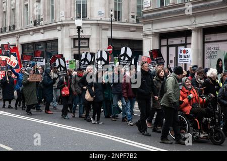 London, Großbritannien. 25. Februar 2023. Demonstranten marschieren durch das Zentrum Londons, um einen Waffenstillstand und eine Verhandlungslösung in der Ukraine ein Jahr nach der russischen Invasion zu fordern. der marsch und die Kundgebung wurden von der Stop the war Coalition (StWC) und der Kampagne für nukleare Abrüstung (CND) organisiert. Kredit: Mark Kerrison/Alamy Live News Stockfoto