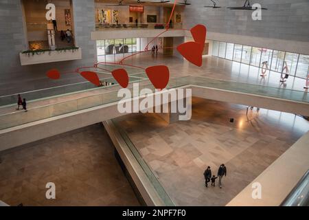 Washington, DC, USA-27. November 2022: Innenlobby der National Gallery of Art an der National Mall mit Ausstellungen zum Wandern und Beobachten von Menschen Stockfoto