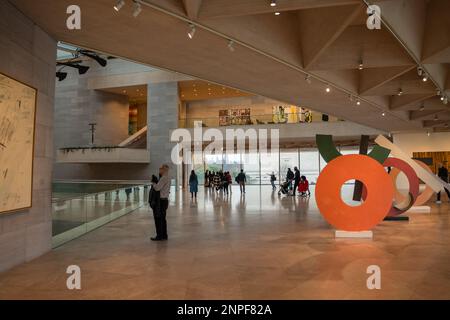 Washington, DC, USA-27. November 2022: Innenlobby der National Gallery of Art an der National Mall mit Ausstellungen zum Wandern und Beobachten von Menschen Stockfoto