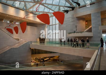 Washington, DC, USA-27. November 2022: Innenlobby der National Gallery of Art an der National Mall mit Ausstellungen zum Wandern und Beobachten von Menschen Stockfoto