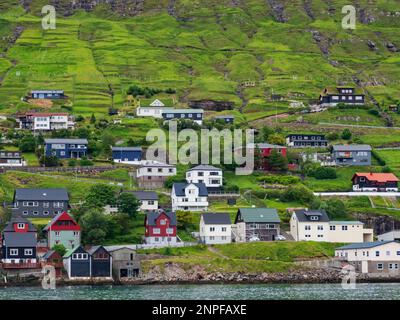 Vestmanna, Färöer-Insel - Juli 2021: Vestmanna ist eine Stadt auf den Färöer-Inseln im Westen der Insel Streymoy. Königreich Dänemark, Nordeuropa Stockfoto