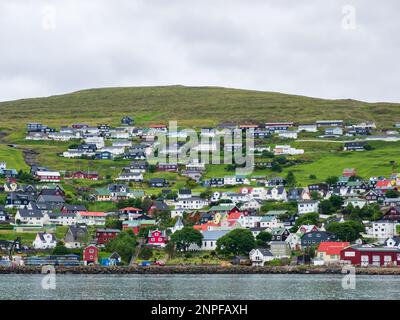 Vestmanna, Färöer-Insel - Juli 2021: Vestmanna ist eine Stadt auf den Färöer-Inseln im Westen der Insel Streymoy. Königreich Dänemark, Nordeuropa Stockfoto