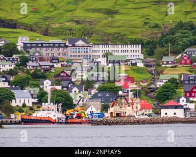 Vestmanna, Färöer-Insel - Juli 2021: Vestmanna ist eine Stadt auf den Färöer-Inseln im Westen der Insel Streymoy. Königreich Dänemark, Nordeuropa Stockfoto
