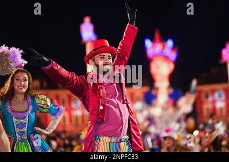 Am Ende der letzten beleuchteten Karnevalsparade (corso Carnavalesque Illé) werden am 25. Februar 2023 in Nizza, Frankreich, das traditionelle verbrannte seiner Majestät König der Schätze der Welt (Sa Majesté ROI des Trésors du Monde) und das folgende Feuerwerk von der Promenade des Anglais gesehen. Foto: Lionel Urman/ABACAPRESS.COM Stockfoto