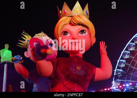 Am Ende der letzten beleuchteten Karnevalsparade (corso Carnavalesque Illé) werden am 25. Februar 2023 in Nizza, Frankreich, das traditionelle verbrannte seiner Majestät König der Schätze der Welt (Sa Majesté ROI des Trésors du Monde) und das folgende Feuerwerk von der Promenade des Anglais gesehen. Foto: Lionel Urman/ABACAPRESS.COM Stockfoto