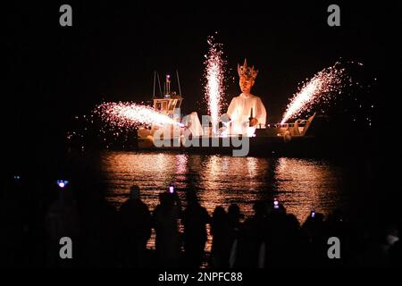 Am Ende der letzten beleuchteten Karnevalsparade (corso Carnavalesque Illé) werden am 25. Februar 2023 in Nizza, Frankreich, das traditionelle verbrannte seiner Majestät König der Schätze der Welt (Sa Majesté ROI des Trésors du Monde) und das folgende Feuerwerk von der Promenade des Anglais gesehen. Foto: Lionel Urman/ABACAPRESS.COM Stockfoto