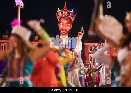 Am Ende der letzten beleuchteten Karnevalsparade (corso Carnavalesque Illé) werden am 25. Februar 2023 in Nizza, Frankreich, das traditionelle verbrannte seiner Majestät König der Schätze der Welt (Sa Majesté ROI des Trésors du Monde) und das folgende Feuerwerk von der Promenade des Anglais gesehen. Foto: Lionel Urman/ABACAPRESS.COM Stockfoto