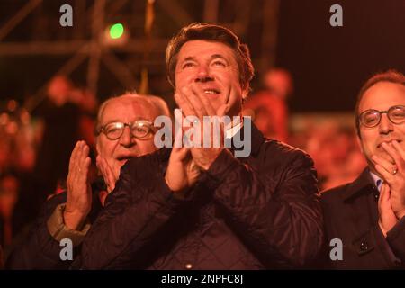 Christian Estrosi, Bürgermeister von Nizza, genießt die letzte Show des Karnevals 2023 in Nizza. Am Ende der letzten beleuchteten Karnevalsparade (corso Carnavalesque Illé) werden am 25. Februar 2023 in Nizza, Frankreich, das traditionelle verbrannte seiner Majestät König der Schätze der Welt (Sa Majesté ROI des Trésors du Monde) und das folgende Feuerwerk von der Promenade des Anglais gesehen. Foto: Lionel Urman/ABACAPRESS.COM Stockfoto