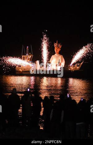 Am Ende der letzten beleuchteten Karnevalsparade (corso Carnavalesque Illé) werden am 25. Februar 2023 in Nizza, Frankreich, das traditionelle verbrannte seiner Majestät König der Schätze der Welt (Sa Majesté ROI des Trésors du Monde) und das folgende Feuerwerk von der Promenade des Anglais gesehen. Foto: Lionel Urman/ABACAPRESS.COM Stockfoto