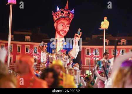 Am Ende der letzten beleuchteten Karnevalsparade (corso Carnavalesque Illé) werden am 25. Februar 2023 in Nizza, Frankreich, das traditionelle verbrannte seiner Majestät König der Schätze der Welt (Sa Majesté ROI des Trésors du Monde) und das folgende Feuerwerk von der Promenade des Anglais gesehen. Foto: Lionel Urman/ABACAPRESS.COM Stockfoto