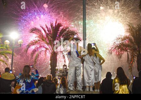 Am Ende der letzten beleuchteten Karnevalsparade (corso Carnavalesque Illé) werden am 25. Februar 2023 in Nizza, Frankreich, das traditionelle verbrannte seiner Majestät König der Schätze der Welt (Sa Majesté ROI des Trésors du Monde) und das folgende Feuerwerk von der Promenade des Anglais gesehen. Foto: Lionel Urman/ABACAPRESS.COM Stockfoto