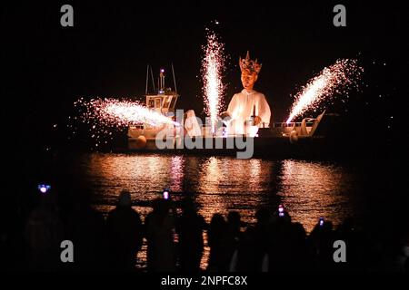 Am Ende der letzten beleuchteten Karnevalsparade (corso Carnavalesque Illé) werden am 25. Februar 2023 in Nizza, Frankreich, das traditionelle verbrannte seiner Majestät König der Schätze der Welt (Sa Majesté ROI des Trésors du Monde) und das folgende Feuerwerk von der Promenade des Anglais gesehen. Foto: Lionel Urman/ABACAPRESS.COM Stockfoto