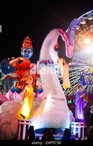 Am Ende der letzten beleuchteten Karnevalsparade (corso Carnavalesque Illé) werden am 25. Februar 2023 in Nizza, Frankreich, das traditionelle verbrannte seiner Majestät König der Schätze der Welt (Sa Majesté ROI des Trésors du Monde) und das folgende Feuerwerk von der Promenade des Anglais gesehen. Foto: Lionel Urman/ABACAPRESS.COM Stockfoto