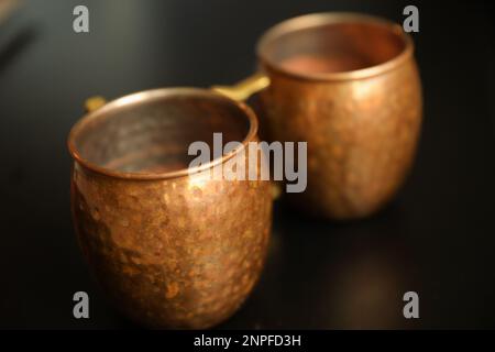 moskauer Maulbecher mit leerem Gold und Bronze vor der Zubereitung eines Getränks Stockfoto