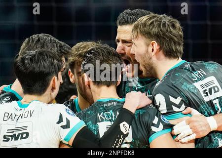 Mannheim, Deutschland. 26. Februar 2023. Volleyball, Herren: DVV Cup, SWD-Powervolleys Düren - Berlin Volleys, Finale, SAP Arena. Düren's Team freut sich über den Punktegewinn. Kredit: Uwe Anspach/dpa/Alamy Live News Stockfoto