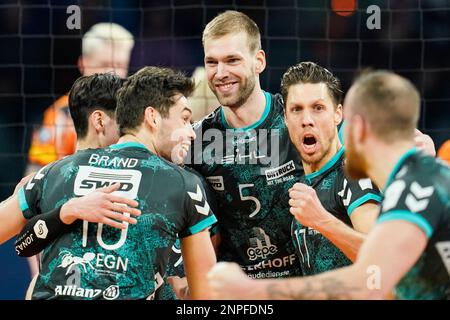 Mannheim, Deutschland. 26. Februar 2023. Volleyball, Herren: DVV Cup, SWD-Powervolleys Düren - Berlin Volleys, Finale, SAP Arena. Düren's Team freut sich über den Punktegewinn. Kredit: Uwe Anspach/dpa/Alamy Live News Stockfoto