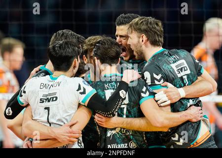 Mannheim, Deutschland. 26. Februar 2023. Volleyball, Herren: DVV Cup, SWD-Powervolleys Düren - Berlin Volleys, Finale, SAP Arena. Düren's Team freut sich über den Punktegewinn. Kredit: Uwe Anspach/dpa/Alamy Live News Stockfoto