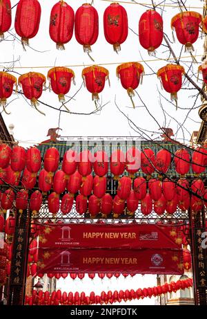 Rote chinesische Laternen schmücken eines der Tore nach Chinatown in London während der chinesischen Neujahrsfeier Stockfoto