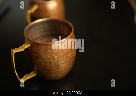 moskauer Maulbecher mit leerem Gold und Bronze vor der Zubereitung eines Getränks Stockfoto