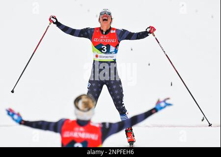 Planica, Slowenien. 26. Februar 2023. Jessie Diggins aus den USA begrüßt die Teamkollegin Julia Kern, nachdem die beiden am 26. Februar 2023 bei den FIS Nordic Ski World Championships 2023 in Planica, Slowenien, eine Bronzemedaille im Mannschaftssprung gewonnen haben. Die beiden sind seit acht Jahren Teamkollegen, Freunde und Mitbewohner auf der Ski-Weltmeisterschafts-Rennstrecke. John Lazenby/Alamy Live News Kredit: John Candler Lazenby/Alamy Live News Stockfoto