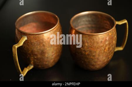 moskauer Maulbecher mit leerem Gold und Bronze vor der Zubereitung eines Getränks Stockfoto