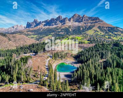 Lago di Carezza, auch bekannt als Carezza-See oder Karersee, ist einer der schönsten Seen in der Region der Dolomiten. Es ist bekannt für sein Smaragdgrün Stockfoto