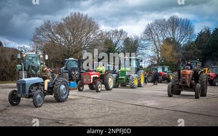 Wisborough Green, Großbritannien, 26. Februar 2023. Teilnehmer einer klassischen und modernen Traktor-Wohltätigkeitsveranstaltung warten darauf, bei einer Parade durch die Landschaft loszufahren. Foto: Andy Soloman/Alamy Live News Kredit: Andy Soloman/Alamy Live News Stockfoto