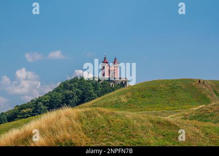 Banska Stiavnica, Slowakei - 14. August 2021: Schöne Aussicht auf Calvary Banská Štiavnica auf dem Hügel - barocke Architektur und Landschaft Wahrzeichen Stockfoto