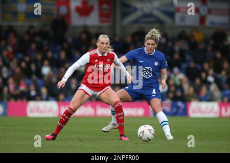 London, Großbritannien. 26. Februar 2023. London, Ferbruary 26. 2023: Stina Blackstenius (25 Arsenal) und Millie Bright (4 Chelsea) aus dem Vital Womens FA-Cup-Spiel zwischen Chelsea und Arsenal in Kingsmeadow, London, England. (Pedro Soares/SPP) Kredit: SPP Sport Press Photo. Alamy Live News Stockfoto