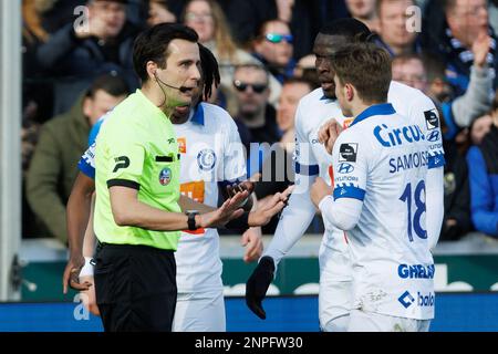 Schiedsrichter Erik Lambrechts und Gents Matisse Samoise, die am Sonntag, den 26. Februar 2023 in Brügge, am 27. Tag der ersten Division der belgischen Meisterschaft „Jupiler Pro League“ im Jahr 2022-2023 bei einem Fußballspiel zwischen dem Club Brügge KV und KAA Gent gezeigt wurden. BELGA FOTO KURT DESPLENTER Stockfoto