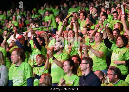 Fans und Fans von Menen, die während des Spiels zwischen Knack Volley Roeselare und Decospan Volley Team Menen, dem Endspiel im belgischen Volleyball-Pokalwettbewerb für Männer, am Sonntag, den 26. Februar 2023 in Merksem, Antwerpen, gefilmt wurden. BELGA FOTO DAVID CATRY Stockfoto